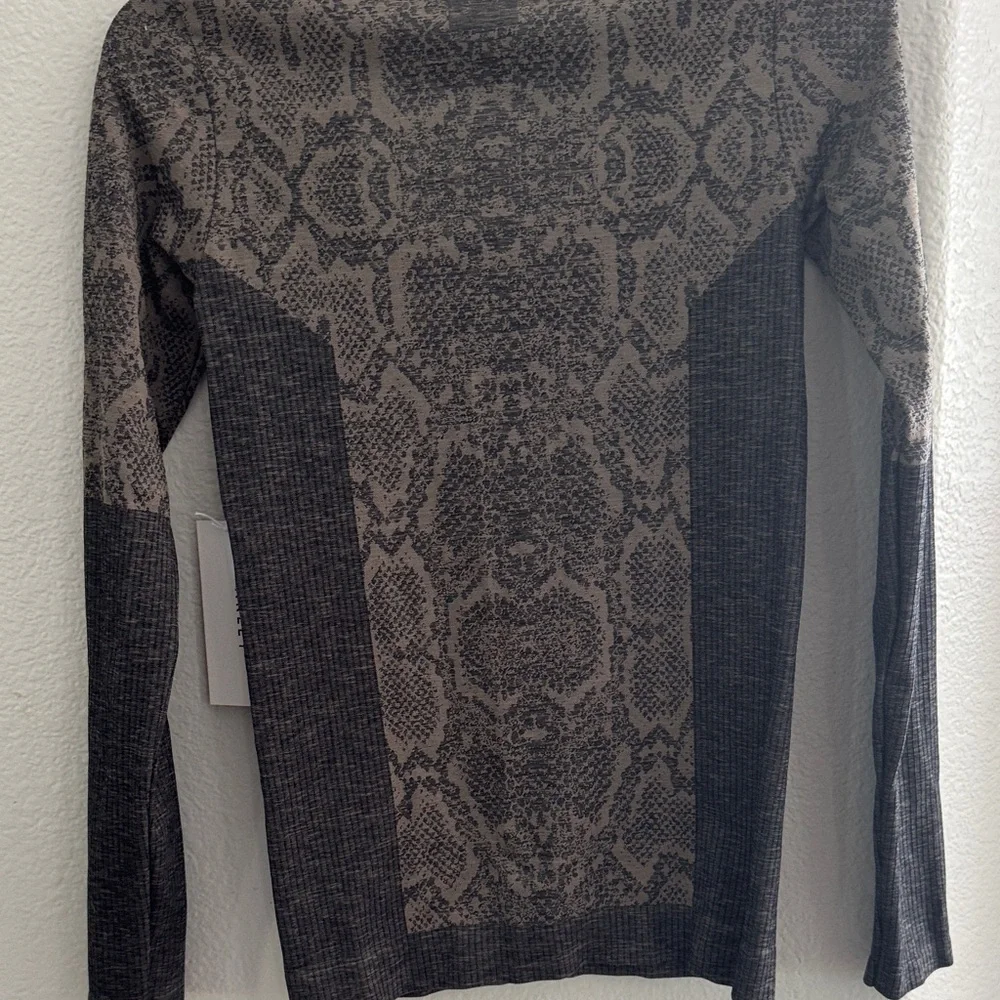 Varley Apricot/Python Snake Pattern Long Sleeve - Picture 4 of 4